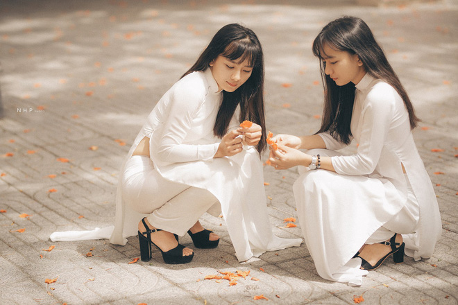 Cặp chị em sinh đôi Vũng Tàu sở hữu đôi mắt đẹp hút hồn trong loạt ảnh chia tay trường cấp 3 Cặp chị em sinh đôi Vũng Tàu sở hữu đôi mắt đẹp hút hồn trong loạt ảnh chia tay trường cấp 3